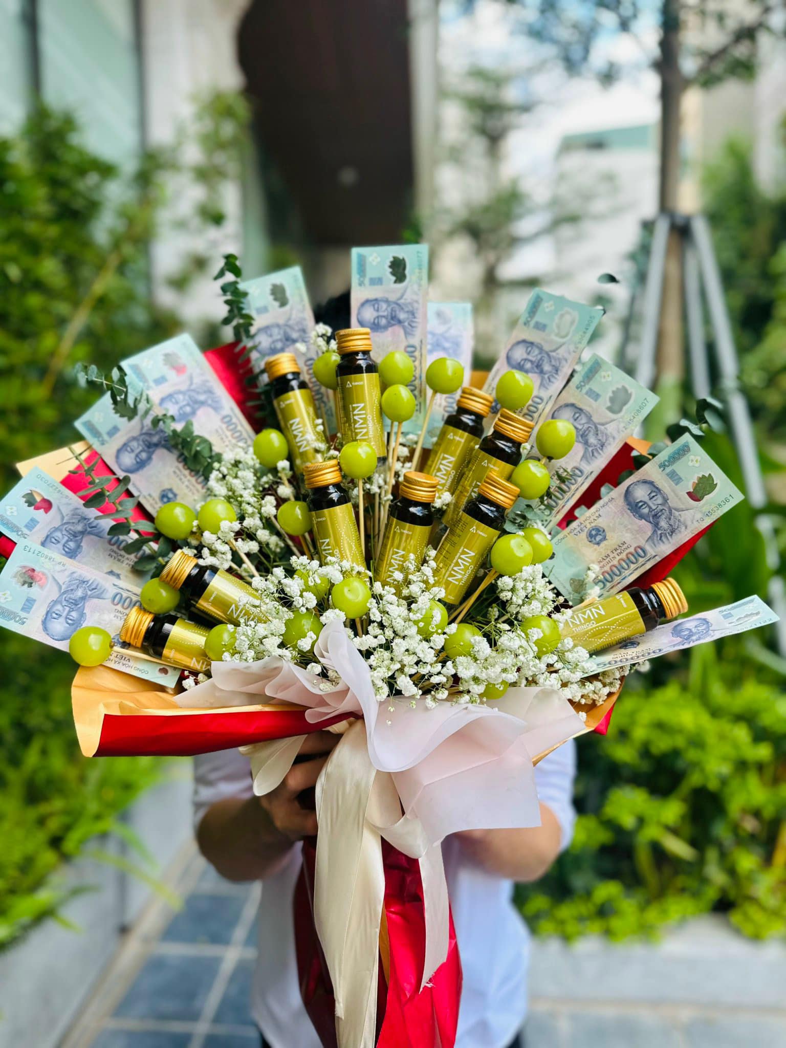 Khách hàng của NMN Thingo dành tặng vợ một bó hoa vô cùng tươi thắm